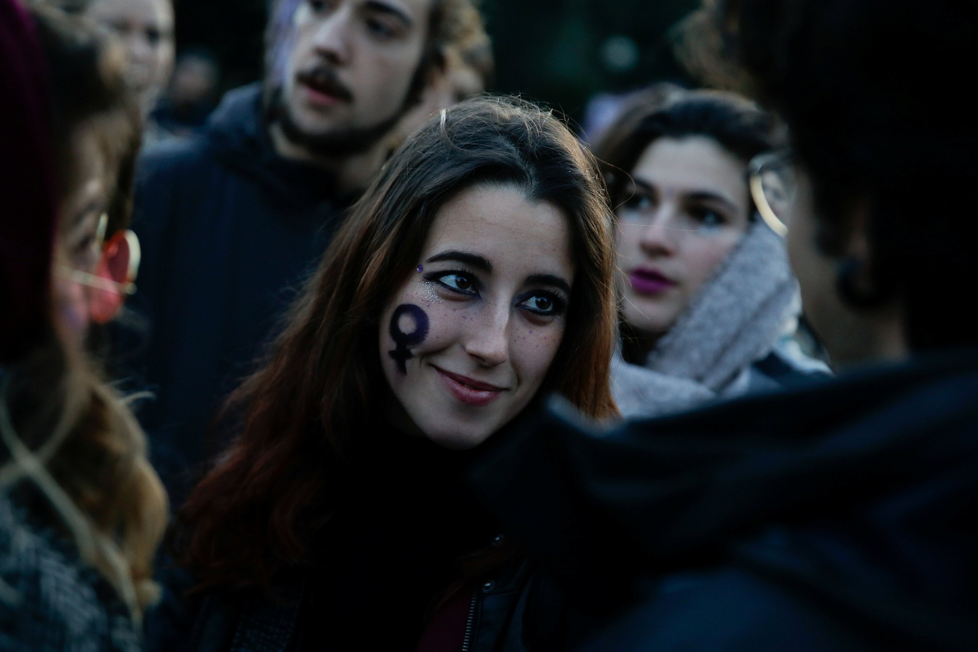 Manifestante no Dia da Mulher em Atenas, na Grécia (Foto: AFP/Costas Baltas) 