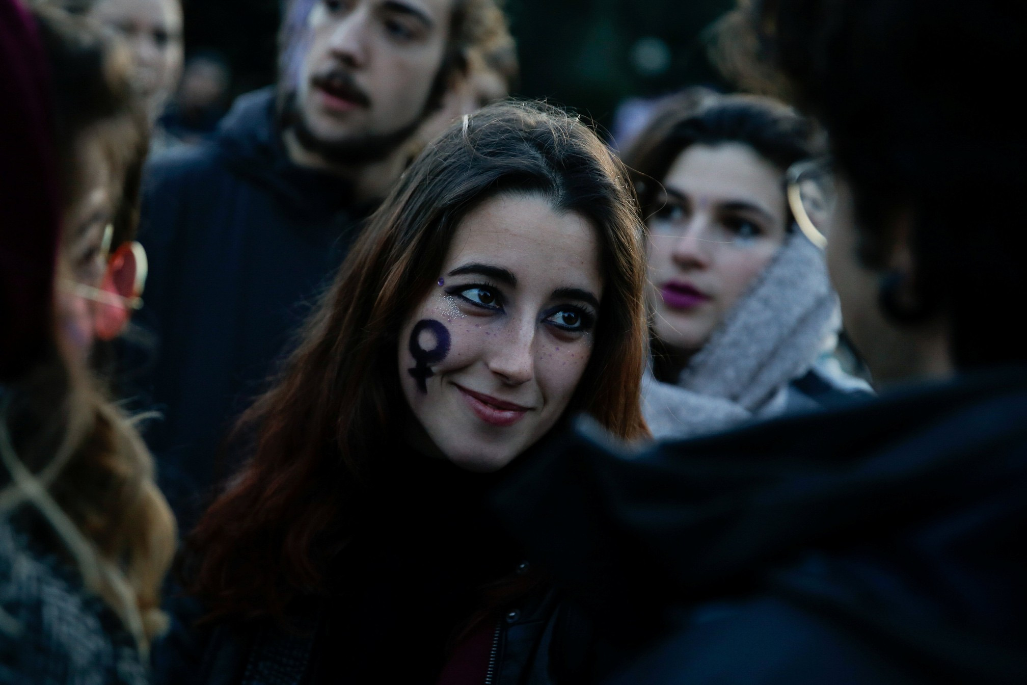 Dia da Mulher tem greve na Espanha e protestos em todo o mundo; veja fotos Manifestante no Dia da Mulher em Atenas, na Grécia (Foto: AFP/Costas Baltas)
