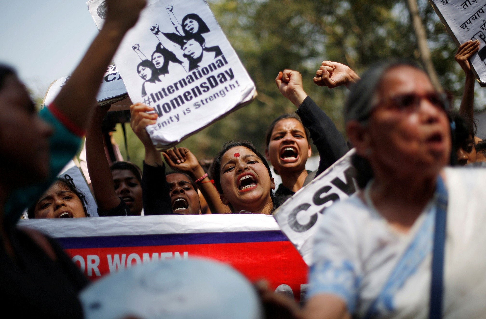 Mulheres protestam nesta quinta-feira (8) em Nova Déli, na Índia (Foto: Adnan Abidi/ Reuters) 