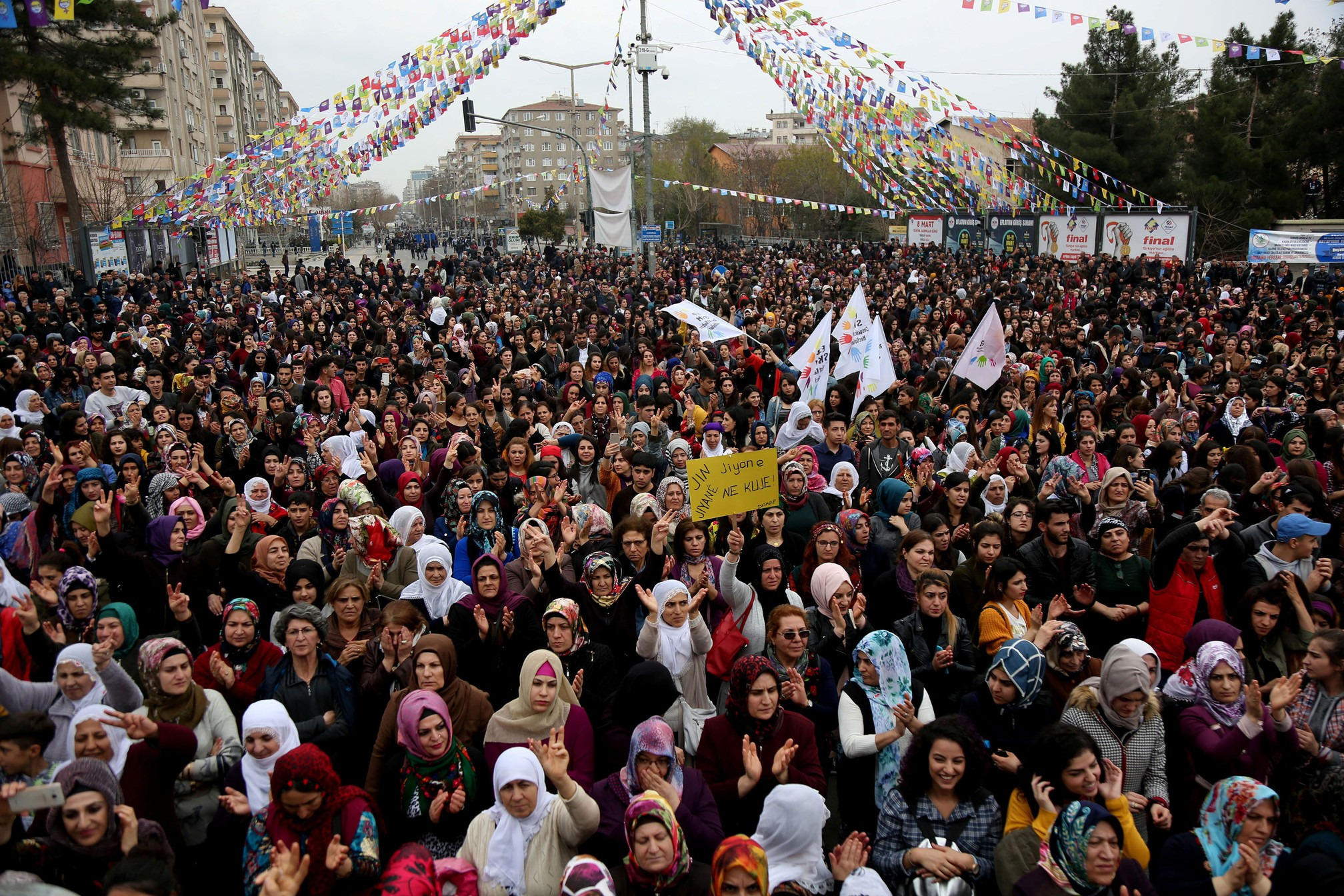 Dia da Mulher tem greve na Espanha e protestos em todo o mundo; veja fotos Manifestantes vão às ruas em Diyarbakir, na Turquia, nesta quinta-feira (8) (Foto: Sertac Kayar/ Reuters)