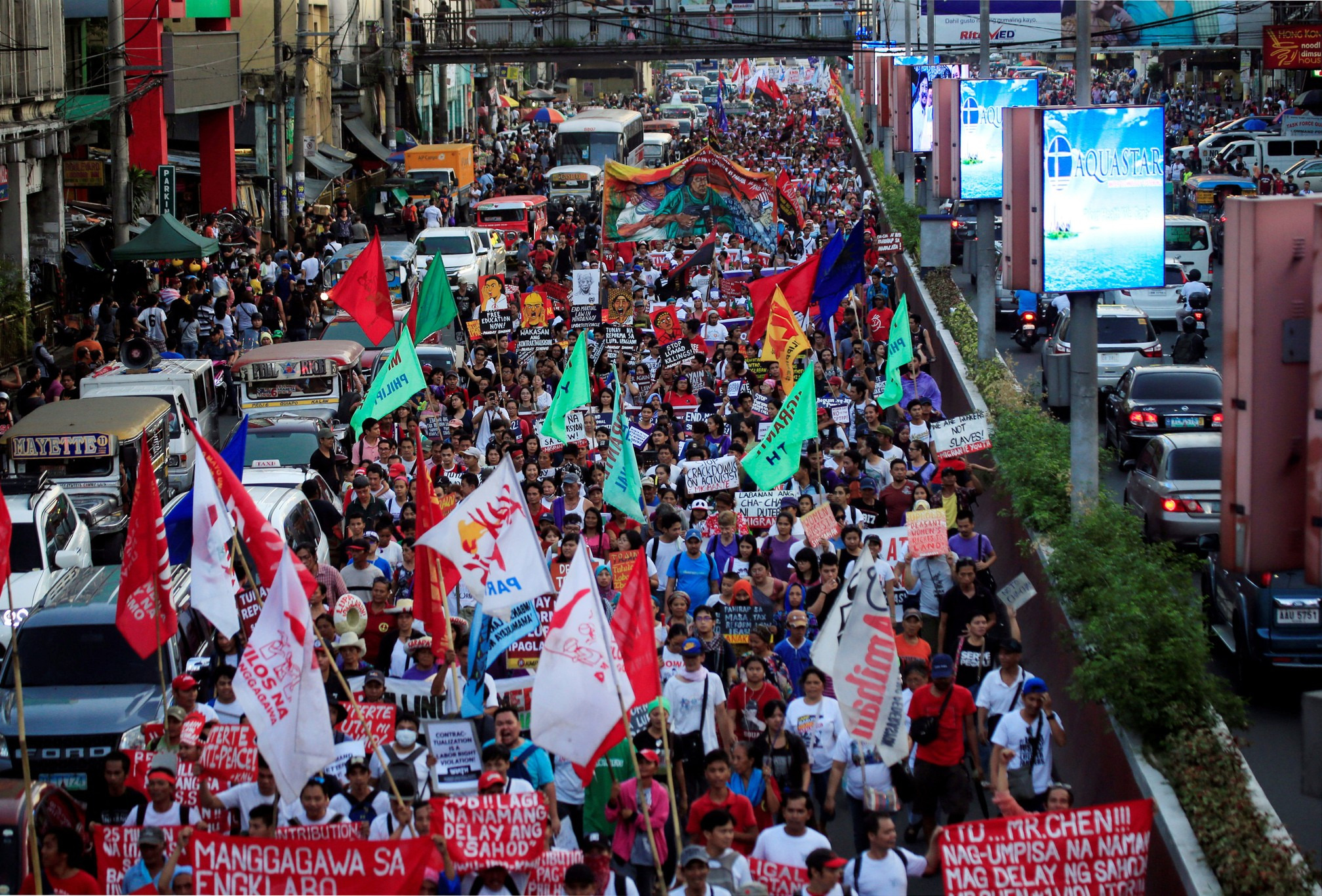 Mulheres protestam em Manila, nas Filipinas, nesta quinta-feira (8) (Foto: Romeo Ranoco/ Reuters) 
