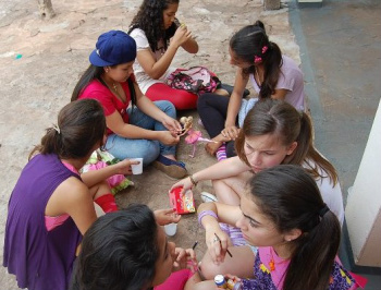 Interact Club de Amambai participa da festa do Dia das Crianças no Presídio Os interactianos colaborando na organização, produzindo maquiagens, distribuindo carinho e atenção e também deixando a vida de todos mais alegre.