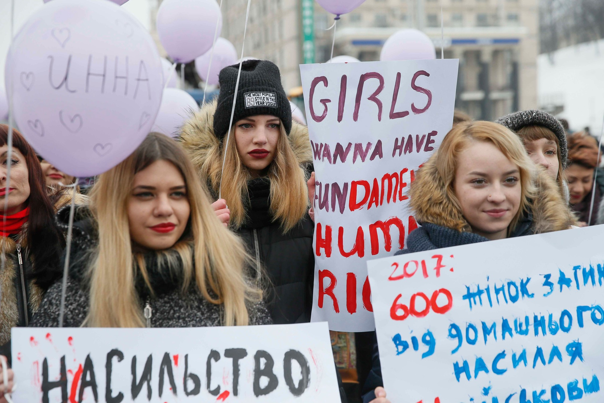 Mulheres protestam em Kiev, na Ucrânia, nesta quinta-feira (8) (Foto: Valentyn Ogirenko/ Reuters) 