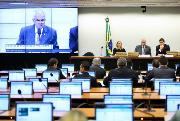 Depois de quase cinco horas de debates, o colegiado adiou para quarta-feira a decisão sobre o pedido de cassação do mandato do presidente afastado da Câmara dos Deputados Eduardo Cunha