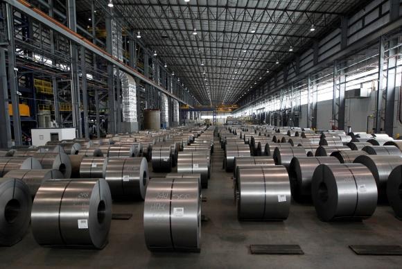 O Brasil exporta para os EUA principalmente produtos semi-acabados, como chapas de aço, que são reprocessados pelas siderúrgicas americanas / Foto: EFE/Arquivo