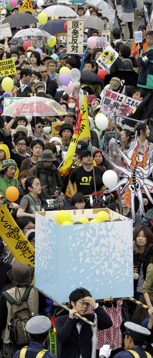 Japoneses vão às ruas contra a energia nuclearneste sábado (7) em Tóquio (Foto: AP)