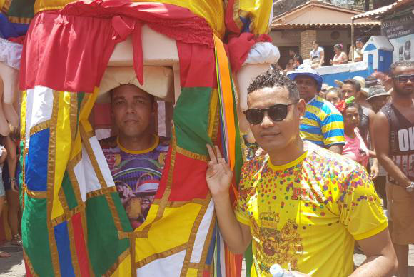 Bonequeiro carrega o Palhaço Chocolate, o homenageado deste ano Sumaia Villela/Agência Brasil