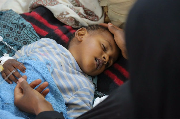 Criança com diarreia severa ou cólera recebe tratamento em hospital no Iêmen. Foto: Unicef/UN065873/Alzekri