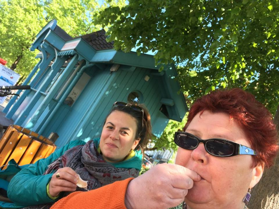 Jovem francesa visita Amambai para observar relações culturais Manon ao lado da professora brasileira que lhe ensinou o português, Gisele Viaut / Foto: Arquivo Pessoal