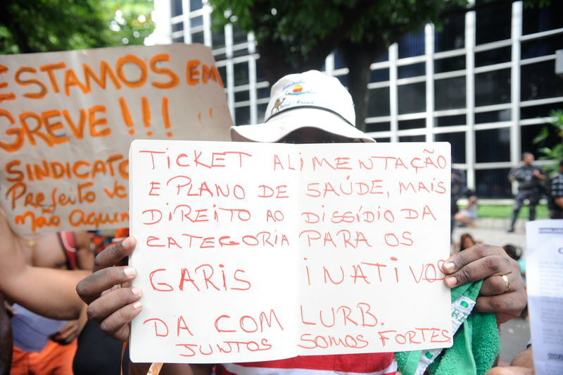Garis fazem ato contra demissões em frente a Comlurb