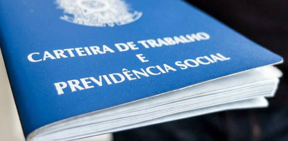 Registro em carteira assegura direitos trabalhistas aos empregados, como FGTS e seguro-desemprego - Foto: Arquivo/Agência Brasil