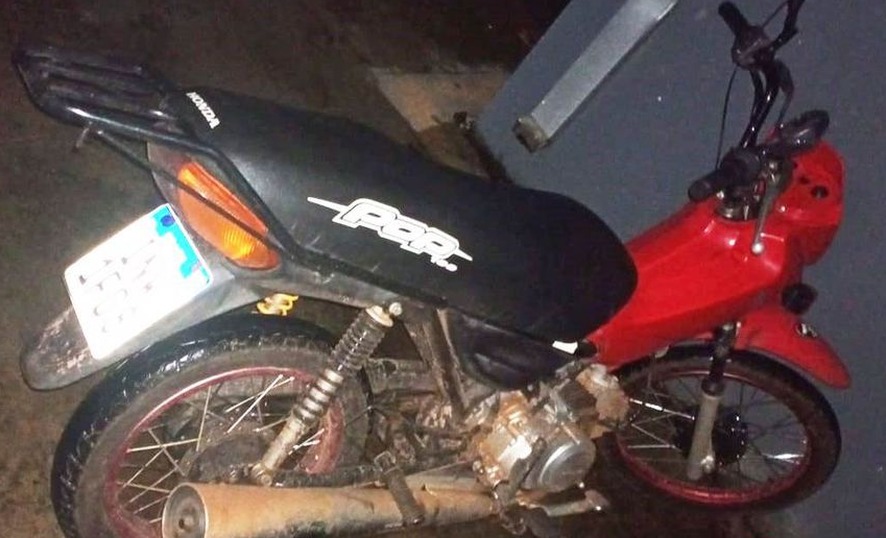 Policial Militar de folga impede furto de motocicleta em Amambai Moto furtada e, logo em seguida, recuperada pelo policial militar de folga / Foto: Divulgação.