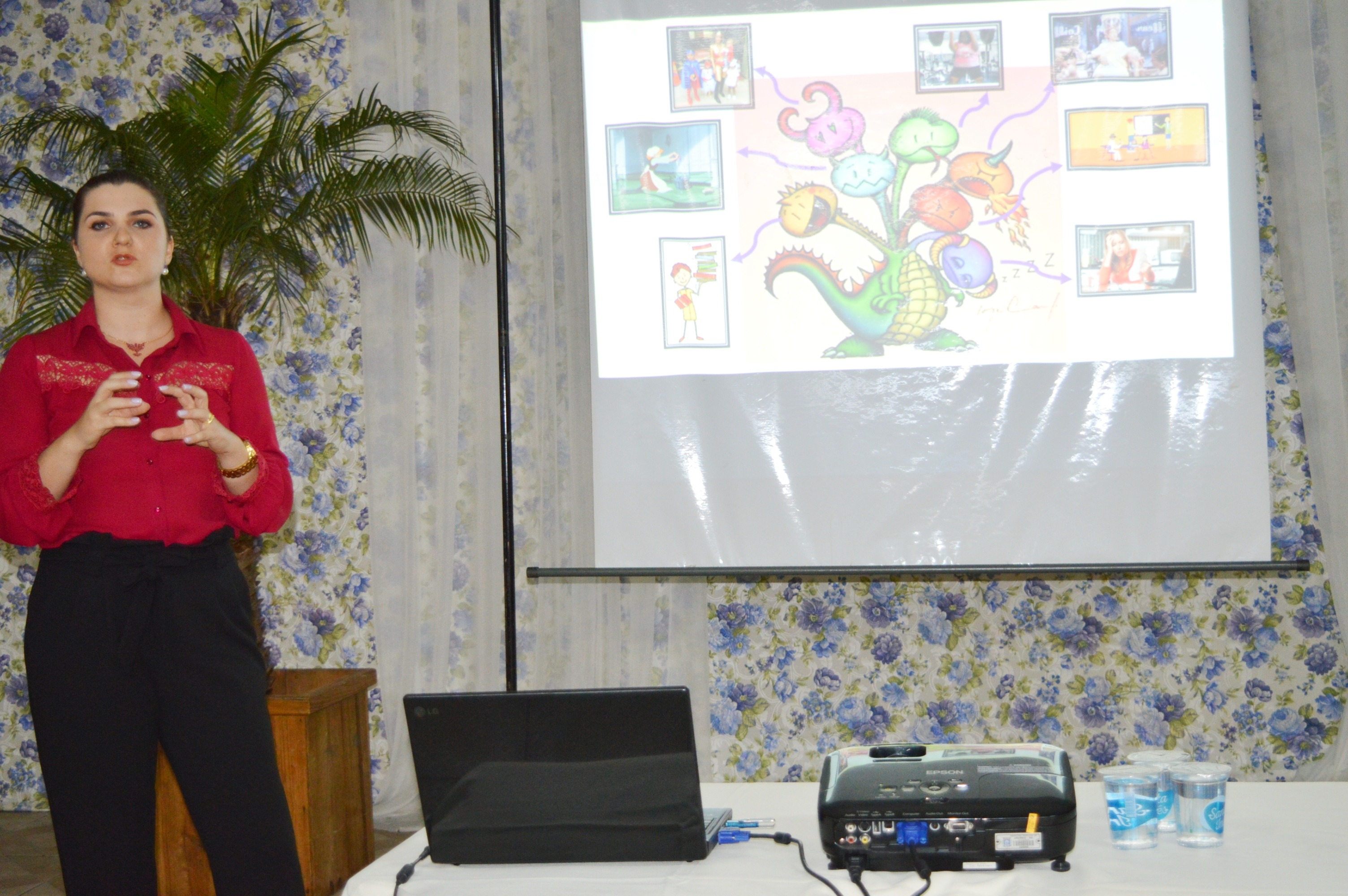 Saúde da Mulher é tema de palestra na Associação Comercial de Amambai A médica Ariane Dewbogurski foi a palestrante da noite / Foto: Moreira Produções