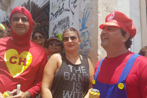 Os amigos Leonardo Ribeiro (esquerda) e Fernando Dias não enxergam, mas adoram carnaval e caíram na folia no carnaval de OlindaSumaia Coelho/Agência Brasil