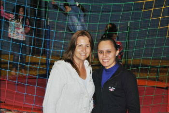 Professoras da escola municipal Maria Bataglin, Daniela (E) e Aline.