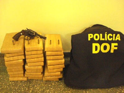 A carga de maconha e o revolver apreendidos em poder dos acusados. (Foto: Departamento de Operações de Fronteira)