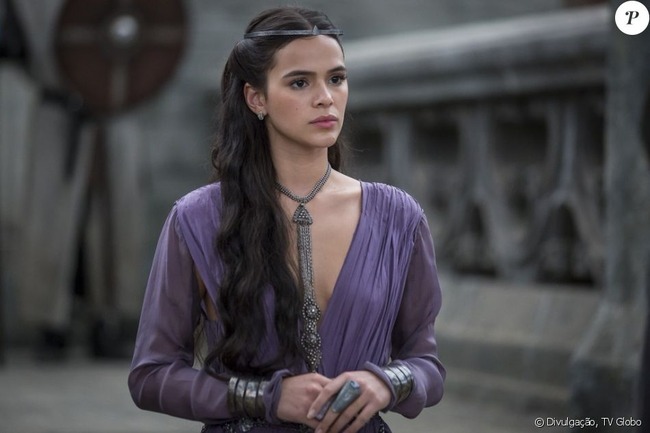 'Deus Salve o Rei': apresentada como nova rainha, Catarina leva tomatada e vaias Catarina (Bruna Marquezine) leva tomatada ao ser apresentada como nova rainha de Montemor em cortejo com Rodolfo (Johnny Massaro), na novela 'Deus Salve o Rei'© Divulgação, TV Globo