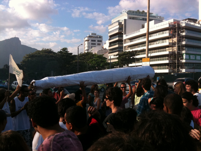 Marcha da Maconha reúne 500 participantes na orla da zona sul do Rio