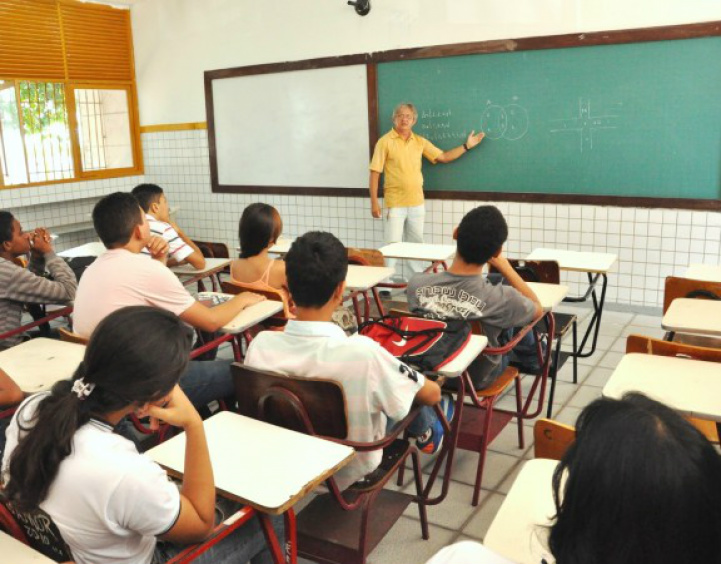 Brasil destina menos recursos para pagar professores do que países da OCDE Os salários iniciais dos professores no Brasil são menores do que em outros países latino-americanos, como Chile, Colômbia e México, para todos os níveis educacionais.