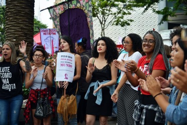 Mulheres protestam contra violência e em defesa da democracia no Dia Internacional da Mulher, na Avenida Paulista.Foto: Rovena Rosa/Agência Brasil