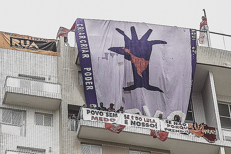 Manifestantes ocuparam o apartamento por menos de quatro horas - Reprodução/Twitter