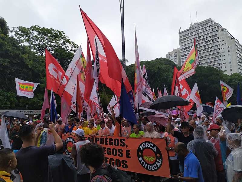 Centrais sindicais protestam contra Bolsonaro durante visita à Fiesp Centrais sindicais realizam ato conjunto na Avenida Paulista / Foto: Caroline Oliveira