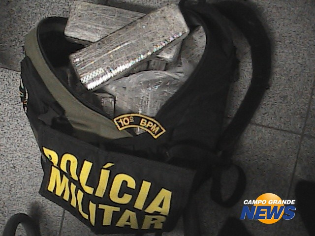 Entorpecente estava dentro de mochila. (Foto: Divulgação)