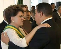 Dilma cumprimenta Chávez durante posse