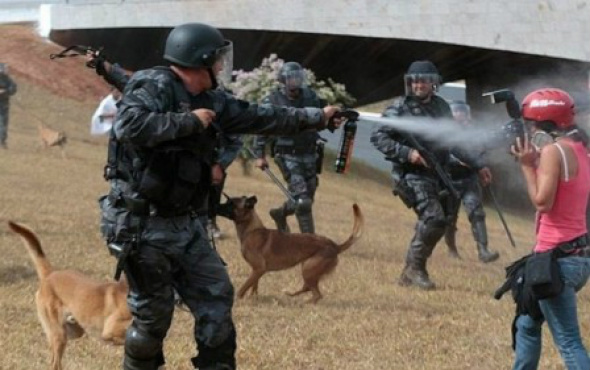 Policiais agridem jornalista durante manifestação em BrasíliaFoto: Fabio Braga/Folha Press