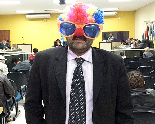 Cidadão protesta na Câmara de Amambai vestindo-se de palhaço Foto: Reprodução Facebook