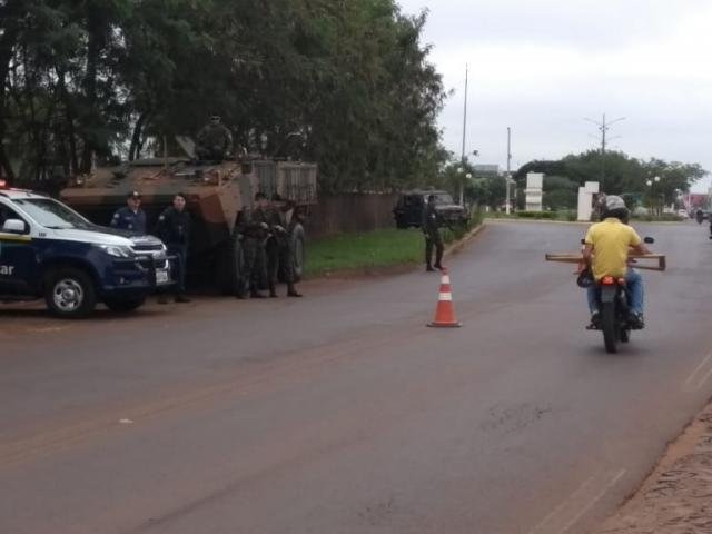 Policiais militares e homens do Exército fazem barreira em conjunto nesta tarde em Ponta Porã (Foto: Divulgação/Sejusp)