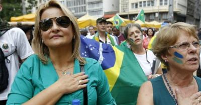 São Paulo tem marchas pró-militares e antifascistas