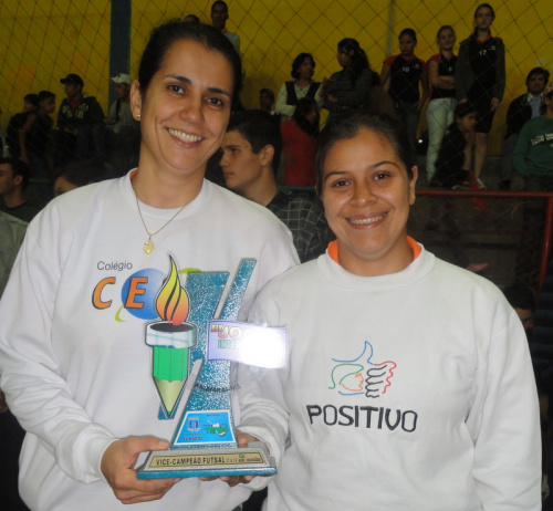 Professores de Educação Fisica: dedicação e disciplina formam alunos esportistas As professoras de Educação Física do Colégio Celq, Maristela Kuhn e Maria Madalena Dures Sanguesa.