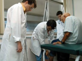 O documento também incluem uma avaliação nacional dos estudantes de medicina a cada dois anos, que será obrigatória e classificatória para os programas de residência médica.