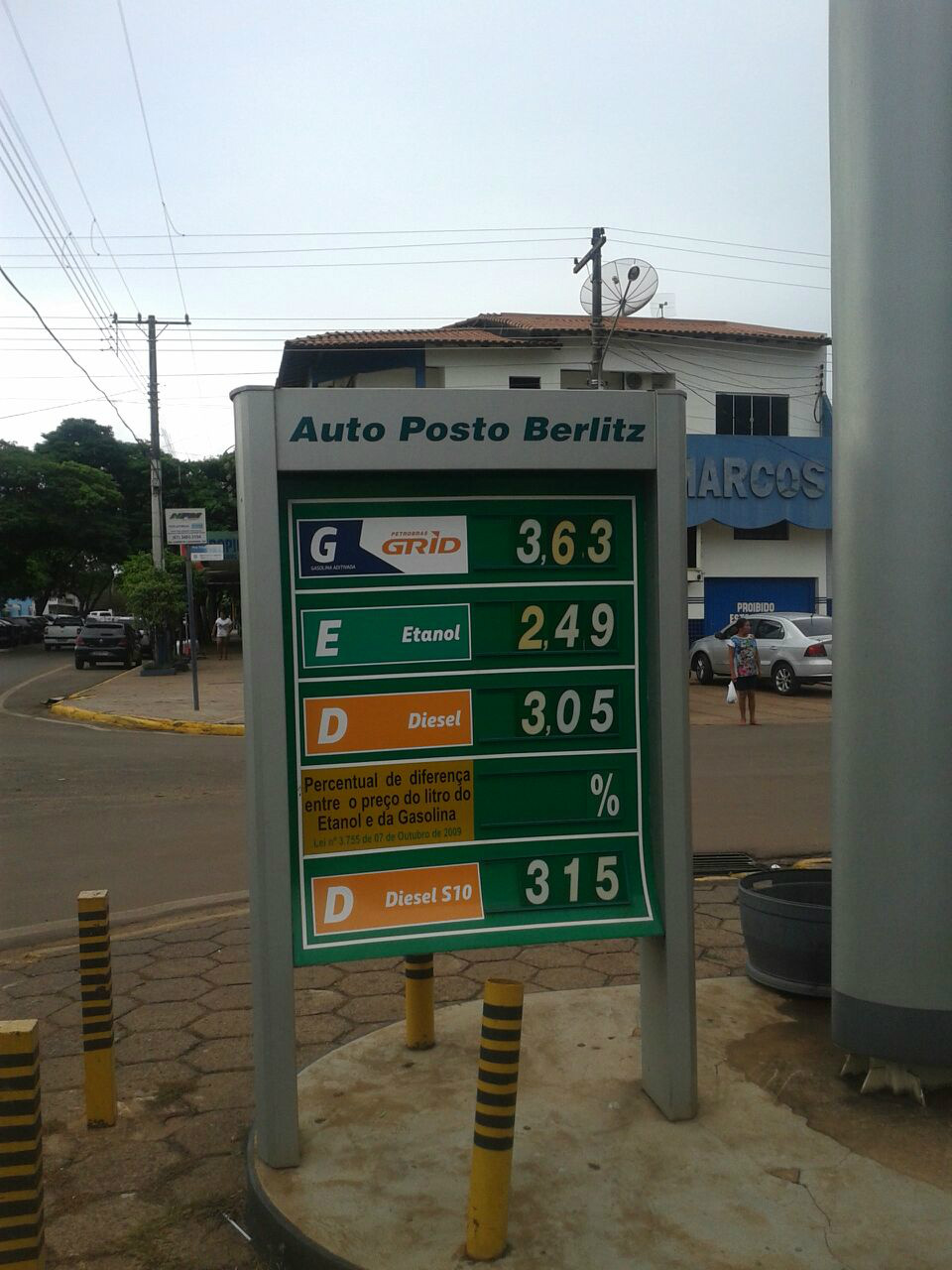 Após aumento, preço da gasolina em Amambai varia cerca de R$ 0,30 Auto posto Berlitz, localizado na área central de Amambai / Foto: Moreira Produções