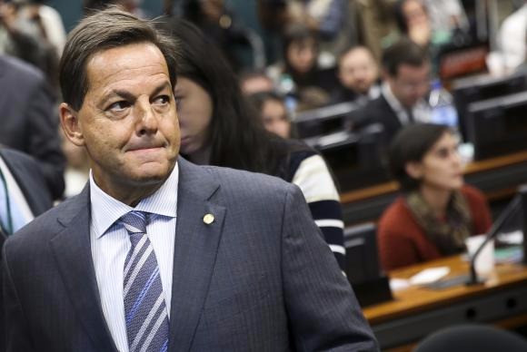 Após confusão, relator inicia leitura de parecer sobre denúncia contra Temer O deputado Sergio Zveiter chega a Comissão de Constituição e Justiça da Câmara para divulgar o seu parecer sobre a denúncia contra o presidente Michel Temer Marcelo Camargo/Agência Brasil