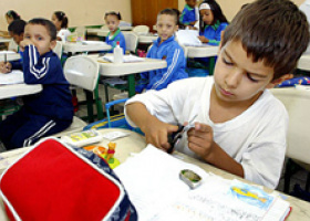A medida configura o dever dos pais de matricularem seus filhos na escola e o dever do poder público de assegurar a matrícula