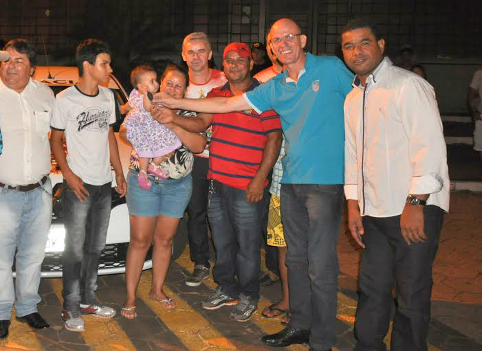 Prêmios da Acia e da campanha do IPTU foram sorteados na virada em Amambai O Renault Sandero 0 km foi sorteado para a garotinha Laura Garcia. Os pais abasteceram em uma unidade do Auto Posto Dakota, empresa filiada à Associação Comercial.