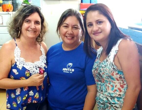 Simted de Amambai homenageou servidoras das redes de ensino do município Ao meio, a vice-presidente do Simted de Amambai, Rozana Fernandes durante a entrega dos bombons / Foto: Arquivo Pessoal