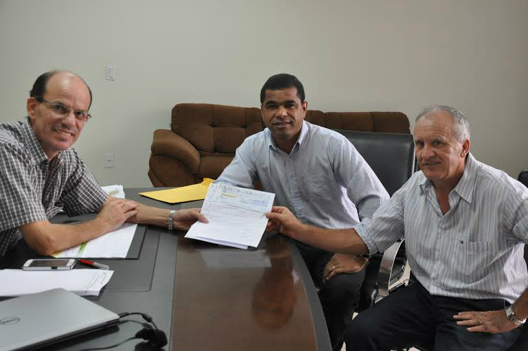 Câmara de Amambai devolve para executivo mais de R$ 92 mil Sérgio Barbosa recebe o cheque de R$ 92.494,00 das mãos do presidente da câmara, Roberto Dias, acompanhados do primeiro secretário da Câmara, vereador Deivid.