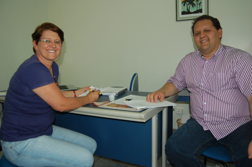 A presidente da Fundesc, Jaqueline Raymundo e o presidente da ACIA, Wesley Nogueira. A ACIA e a Fundesc serão responsáveis pelo concurso Natal de Luzes 2011 em Amambai. Foto: Moreira Produções.
