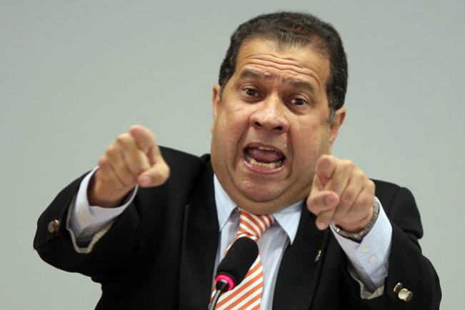 Lupi leva dois tiros de misericórdia e deve cair Lupi leva dois tiros de misericórdia e deve cair