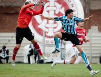 Jogadores da dupla Gre-Nal não acreditam que o Gauchão está definido Junior Viçosa não acredita que o Gauchão está definido depois da vitória por 3 a 2 no Beira-Rio
