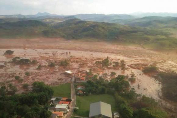 Samarco tem 10 dias para solucionar vazamento de rejeitos em Mariana