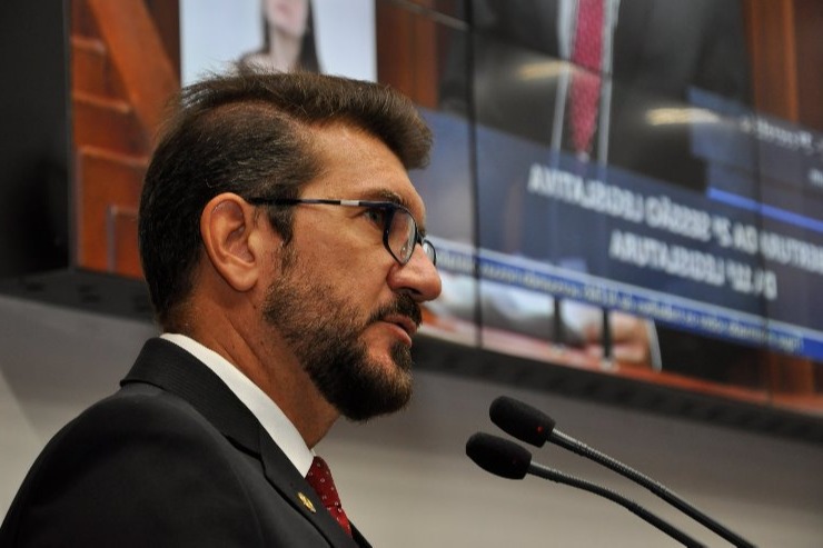 Pedro Kemp discursou em nome da oposição.  Foto: Luciana Nassar