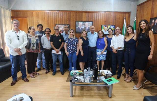Governo recebe sindicalistas e anuncia estudo avançado sobre o índice geral Representantes dos servidores com secretários e equipe técnica responsável pelas carreiras do estado.