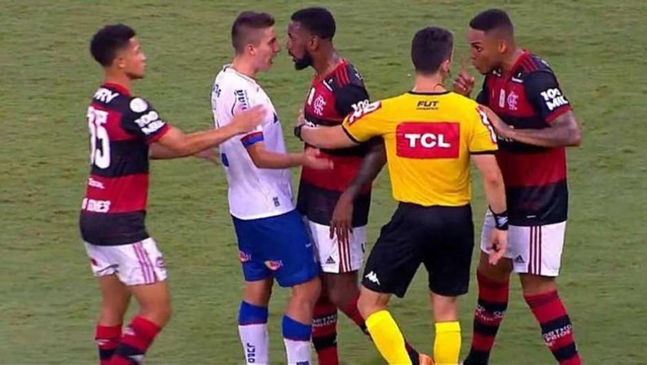 Polícia indicia jogador do Bahia por injúria racial contra Gerson, do Flamengo Gerson acusou Ramirez de injúria racial em duelo no MaracanãFoto: Reprodução/Premiere / Estadão
