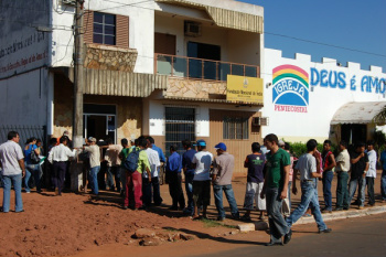 "Núcleo da Funai deverá voltar para Amambai", afirma o vereador Prego Indígenas em frente ao prédio da Funai, que foi fechada em 2007. Foto: Moreira Produções.
