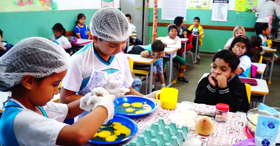 Durante as atividades em equipe, os alunos são expostos a construção coletiva do conhecimento, que possibilita a troca de experiências entre os colegas e o contato com percepções distintas. Além disso, as crianças desenvolvem a capacidade de ouvir e respeitar opiniões diferentes, permitindo que os estudantes se unam a fim de alcançar um objetivo em comum. (Foto: Facebook/Flavio Auguto Coelho Derzi)