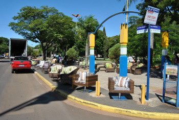 Venda de móveis na praça provoca debate na Câmara de Vereadores de Amambai Ambulante vendendo móveis na praça Valêncio de Brum, na manhã de quinta-feira (3)Foto: Moreira Produções